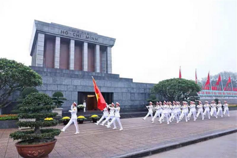 Hình ảnh một buổi lễ kỷ niệm hoặc hoạt động văn hóa cộng đồng có sự hiện diện của thơ Bác Hồ, có thể là hình ảnh mọi người đang đọc thơ, ngâm thơ, hoặc biểu diễn văn nghệ có liên quan đến thơ Bác.